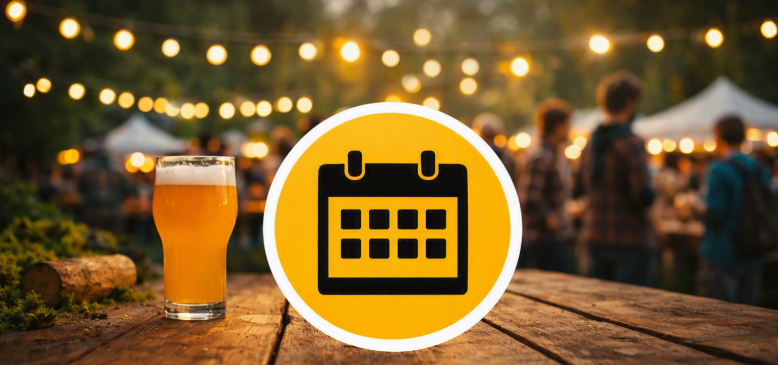 Verre de bière en extérieur avec lumières et ambiance festive, symbolisant les festivals et évènements de la bière artisanale.